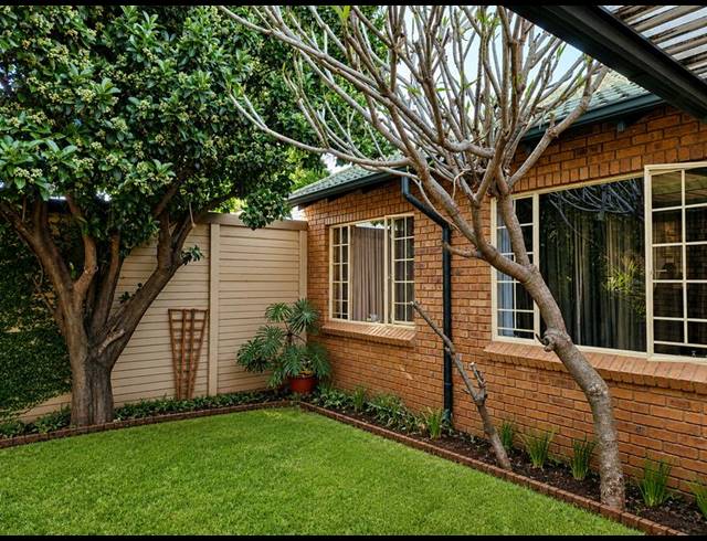 2 BEDROOM TOWNHOUSE FOR SALE IN ROOIHUISKRAAL NORTH